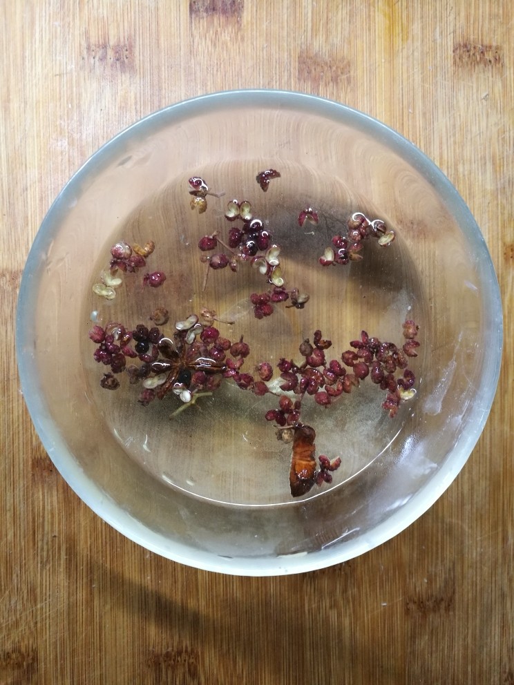 鲜肉馄饨(抄手),先取一碗水,把花椒大料泡进去