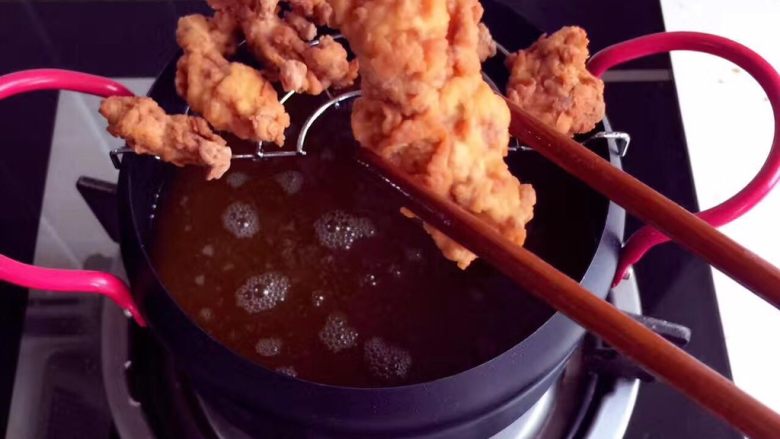 宝宝辅食❥妈妈版“肯德基”鸡肉卷,腌制好的鸡条裹上一层面糊，再裹一层干面粉，放入油锅炸至金黄色后沥干油