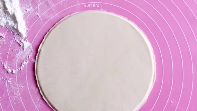 宝宝辅食❥妈妈版“肯德基”鸡肉卷,用温水加适量面粉和面，揉成软硬适中的面团（保鲜膜醒30分钟）