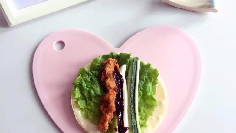 宝宝辅食❥妈妈版“肯德基”鸡肉卷,把准备好的所有食材放到饼上，抹上<a style='color:red;display:inline-block;' href='/shicai/ 4856'>沙拉酱</a>和<a style='color:red;display:inline-block;' href='/shicai/ 712'>甜面酱</a>，卷起来即可