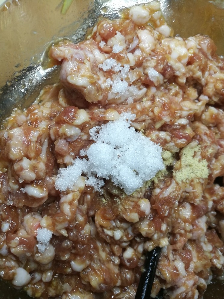 鲜肉馄饨(抄手),加1/3勺白<a style='color:red;display:inline-block;' href='/shicai/ 10588'>糖</a>,盐适量