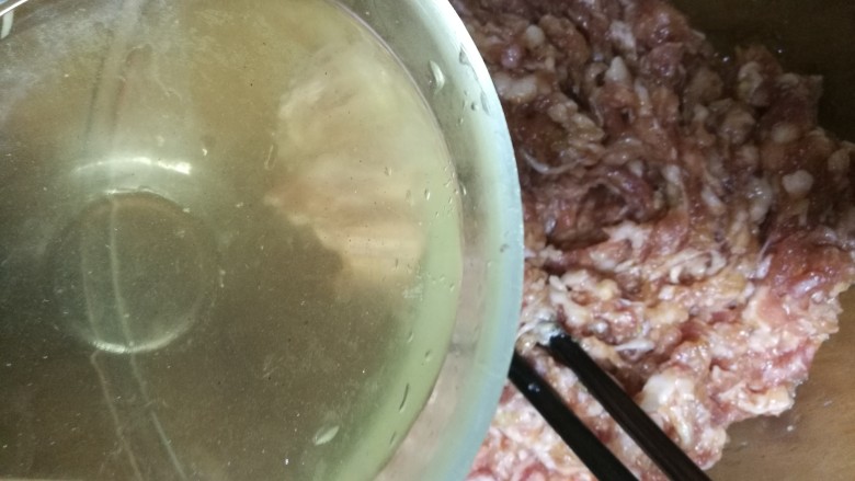 鲜肉馄饨(抄手),花椒水把花椒过滤出,把花椒水一点点加进肉馅里,边加边搅拌。肉馅调的时候要注意始终一个方向搅拌。花椒水不必全部加到肉馅儿中。
