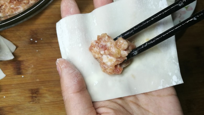鲜肉馄饨(抄手),取一张皮,把馅儿放到馄饨皮中间部位