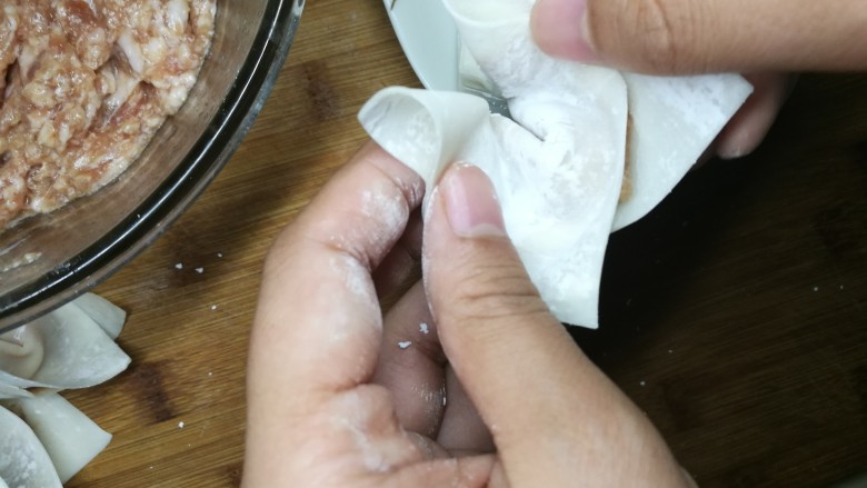 鲜肉馄饨(抄手),如图
继续捏住两端,交错粘一起,粘的时候用水粘