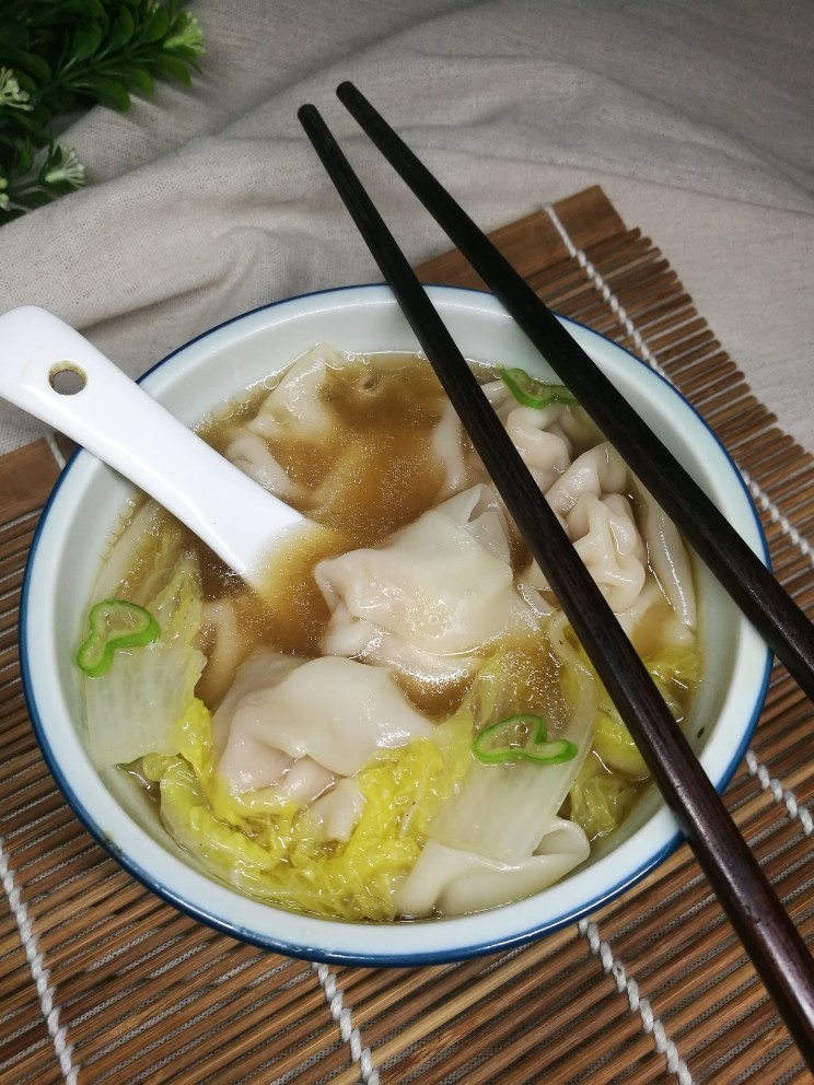 鲜肉馄饨(抄手),加一勺辣椒油，就是大名鼎鼎的红油抄手