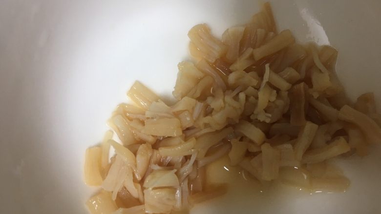 宝宝辅食~瑶柱丝瓜粥,<a style='color:red;display:inline-block;' href='/shicai/ 197'>瑶柱</a>提前泡发,用手撕碎