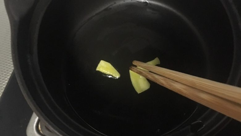 宝宝辅食~瑶柱丝瓜粥,砂锅内放一点点油,放入姜片略炒一下