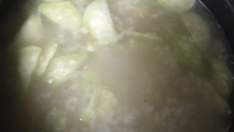 宝宝辅食~瑶柱丝瓜粥,把瑶柱、丝瓜、大米粥顺序放进锅里,加盐,熬10分钟左右,