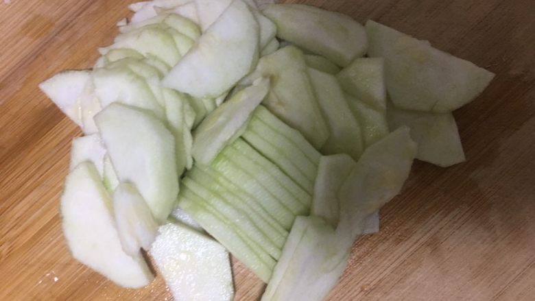 宝宝辅食~瑶柱丝瓜粥,丝瓜去皮切块