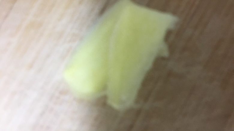宝宝辅食~瑶柱丝瓜粥,姜切片