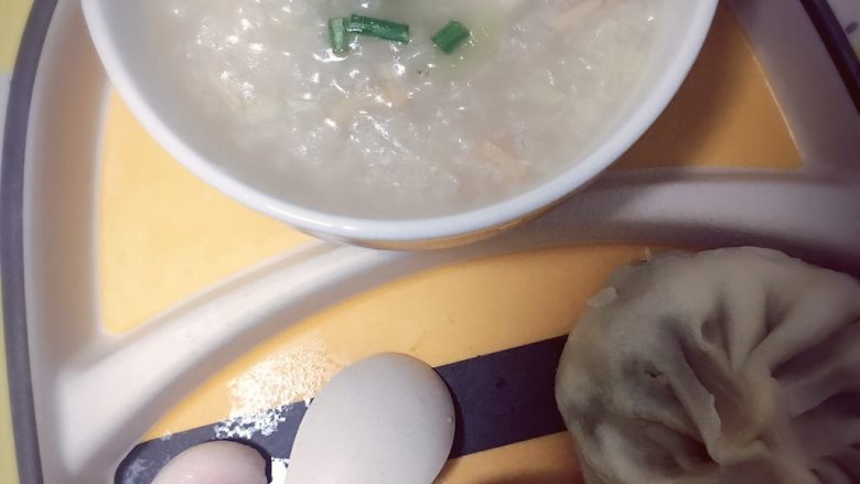 宝宝辅食~瑶柱丝瓜粥,出锅,滴几滴<a style='color:red;display:inline-block;' href='/shicai/ 847'>香油</a>,撒上少许葱花,和宝宝其他食物摆盘,营养丰富的早餐。