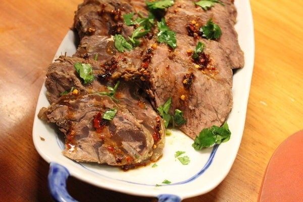 卤牛肉,切片上桌，淋上香辣的酱汁更能提味。
卤牛肉的香料及酱油香味明显，但又不会抢走牛肉的风味，好吃！
