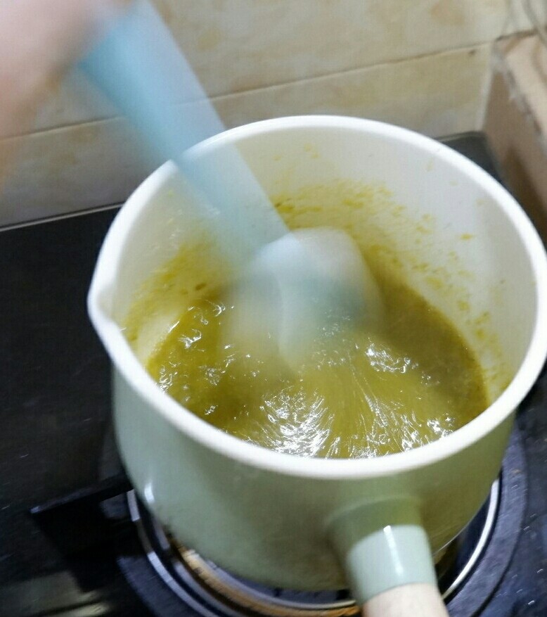 风味独特 金桔磅蛋糕,小火熬制粘稠。这个过程要不停搅动,防止糊锅。
判断果酱熬好的方式,橡皮刮刀拿起来,用手抹一下果酱不流动复原就差不多了