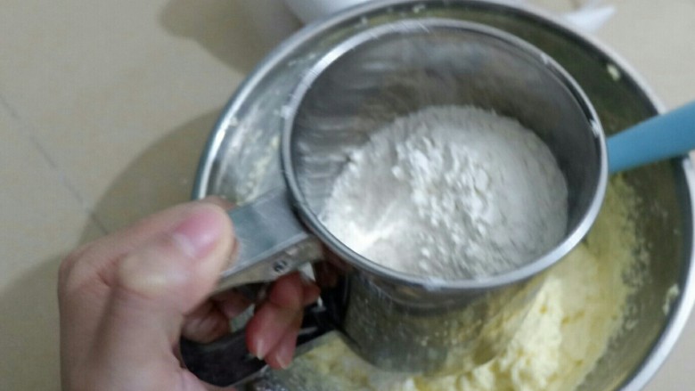 风味独特 金桔磅蛋糕,筛入面粉,翻拌均匀