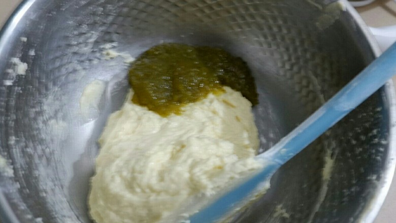 风味独特 金桔磅蛋糕,加入果酱,翻拌均匀
