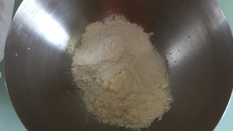 酥粒蓝莓面包,在面团发酵时制作酥粒:取一盆加入杏仁粉、中粉、砂糖拌匀