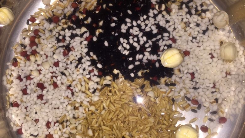 传统腊八粥,然后把浸泡好的材料,用水冲洗赶紧,放入锅中,加水大火煮开。