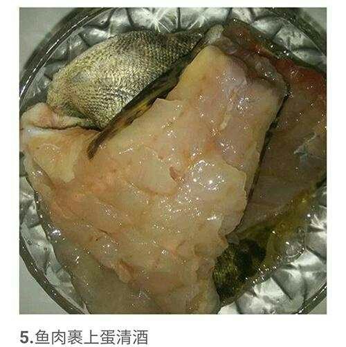 松鼠桂鱼,腌制过程中,葱切段,姜切片、黄酒、盐、味精、胡椒粉、搅拌腌制(10~30分钟)