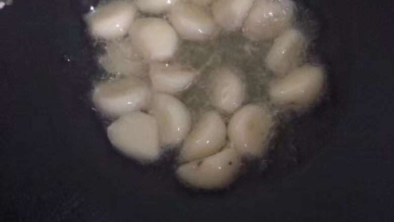 红烧素鸡,就问你爱不爱,然后加入蒜瓣爆香