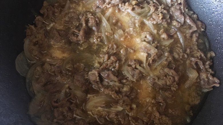 小牛饭便当,水淀粉倒入锅内,不停翻动收汁