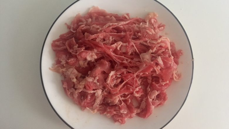 小牛饭便当,火锅牛肉卷提前放冷藏室解冻(也可用盐水快速解冻)把卷打开抓散(否则容易成坨)