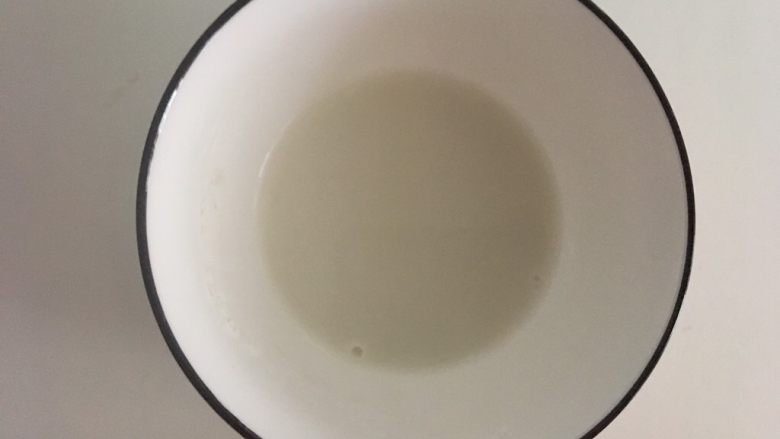 小牛饭便当,加入刚没过淀粉的清水,调成水淀粉