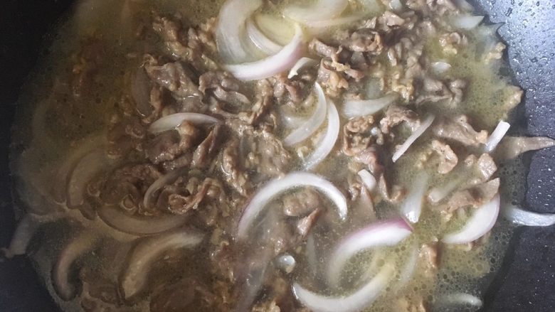 小牛饭便当,加清水,与食材齐平,大火烧3分钟左右到汁收浓
