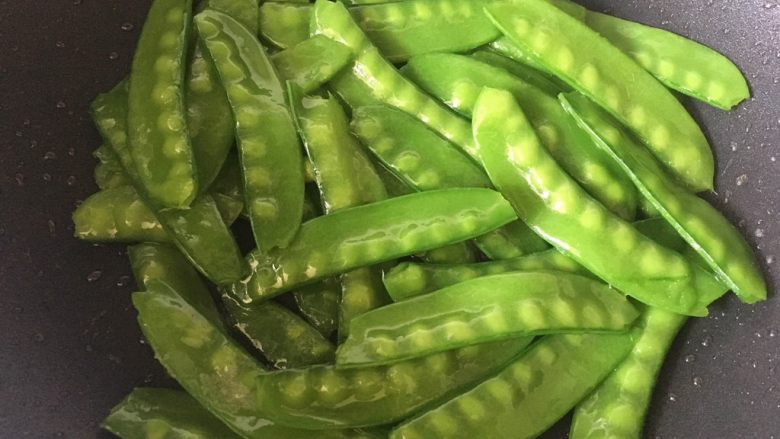 小牛饭便当,热锅凉油,可以先放点蒜片爆香,下入荷兰豆,加盐和鸡精简单翻炒几下就好了。(可以放虾仁,先把虾仁炒熟再放荷兰豆)