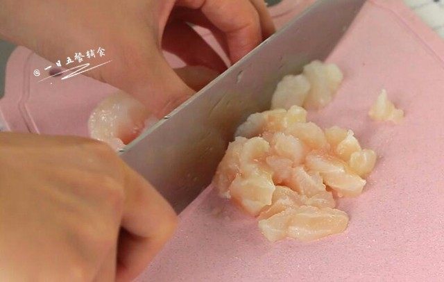 蔬菜豆腐鱼丸,龙利鱼洗净,切成丁,挤几滴柠檬汁去腥。