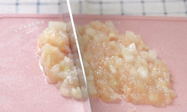 蔬菜豆腐鱼丸,冬瓜切成丁,和鱼肉一起剁碎,加了点冬瓜,使丸子更加爽口。