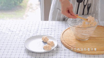 蔬菜豆腐鱼丸,用勺子挖一个个丸子在盘子里,上锅蒸15分钟。