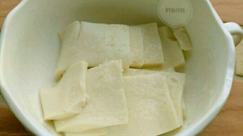 肉沫豆腐蒸蛋,<a style='color:red;display:inline-block;' href='/shicai/ 5179'>嫩豆腐</a>切片,加少许食盐腌制片刻,豆腐会出水把水倒掉。