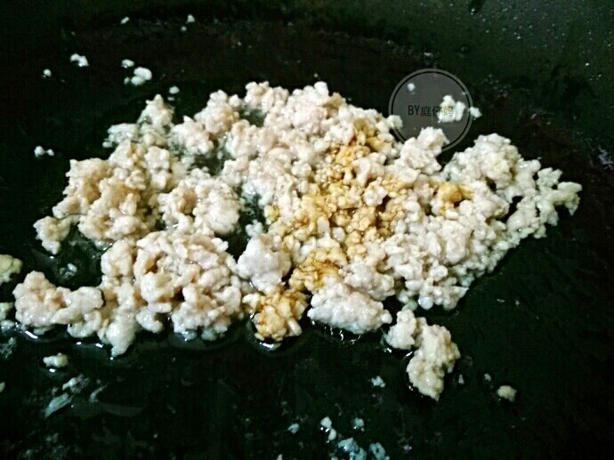肉沫豆腐蒸蛋,起锅,放少许油,下肉未炒至变白色,加少许<a style='color:red;display:inline-block;' href='/shicai/ 788'>生抽</a>翻炒。