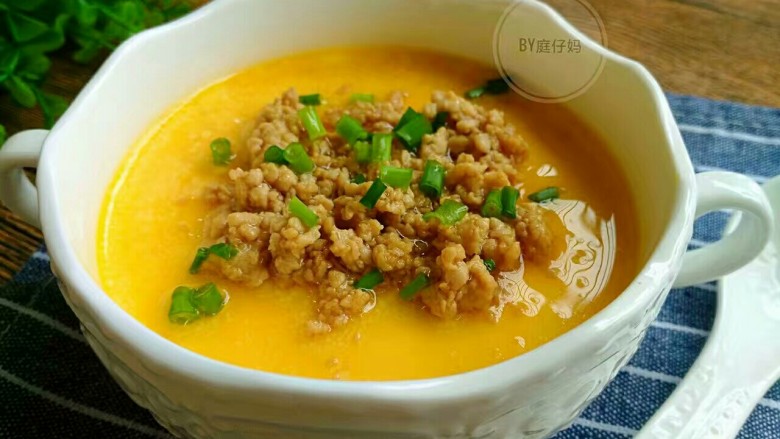 肉沫豆腐蒸蛋,最后把肉末浇在豆腐蒸蛋上,撒上葱花,完成~