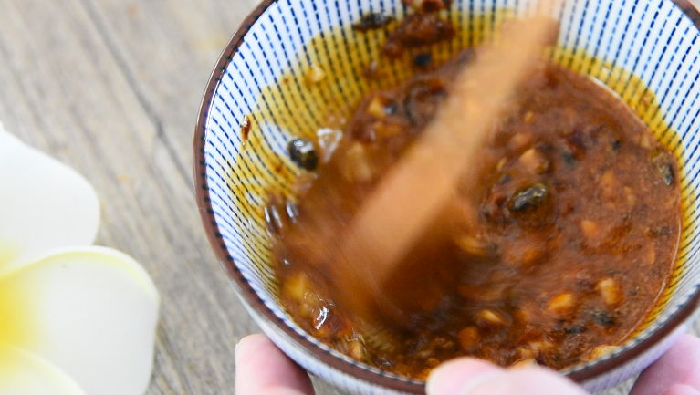 豆腐这样做,洁白细腻,麻辣鲜香!,均匀搅拌备用