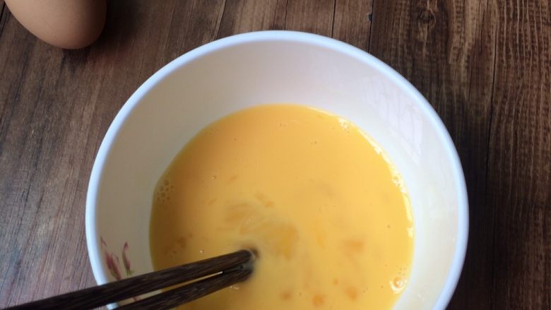 比豆腐还嫩的蛋羹
,鸡蛋全部磕入碗中,用筷子搅拌均匀。