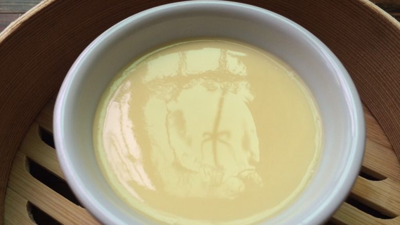 比豆腐还嫩的蛋羹
,蒸好的蛋羹,表面光滑细腻。