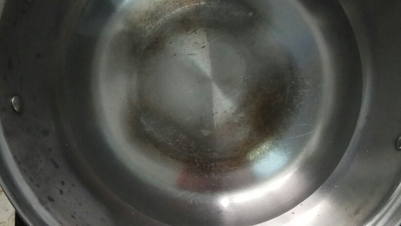 花蛤肉丝鸡蛋面,烧少许水,氽花蛤