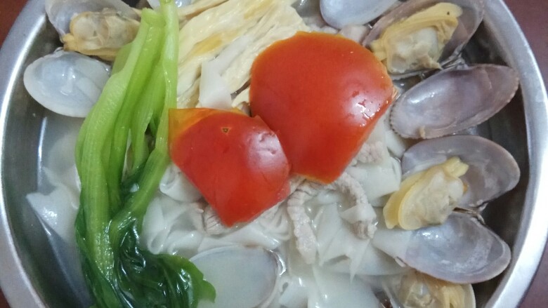 花蛤肉丝鸡蛋面,起锅装碗,加两片<a style='color:red;display:inline-block;' href='/shicai/ 3551'>西红柿</a>即可
