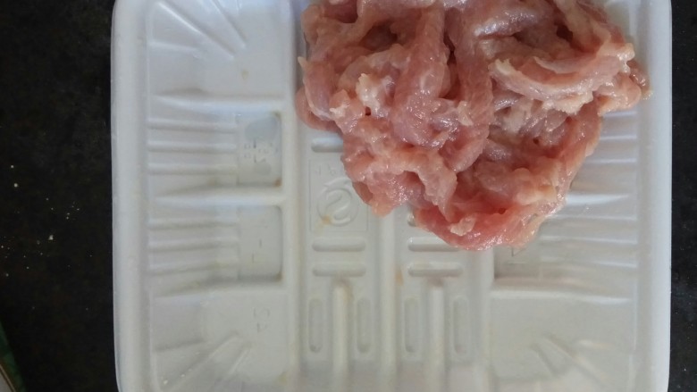 花蛤肉丝鸡蛋面,肉切好,加入淀粉、盐、蔬之鮮拌匀,腌制备用