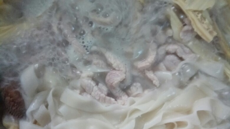 花蛤肉丝鸡蛋面,加入肉丝,煮熟。加盐、蔬之鮮、<a style='color:red;display:inline-block;' href='/shicai/ 724'>胡椒</a>