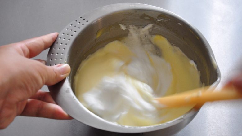 香缇奶油戚风蛋糕,再加入1/3的蛋白霜,以相同的手法混合均匀。