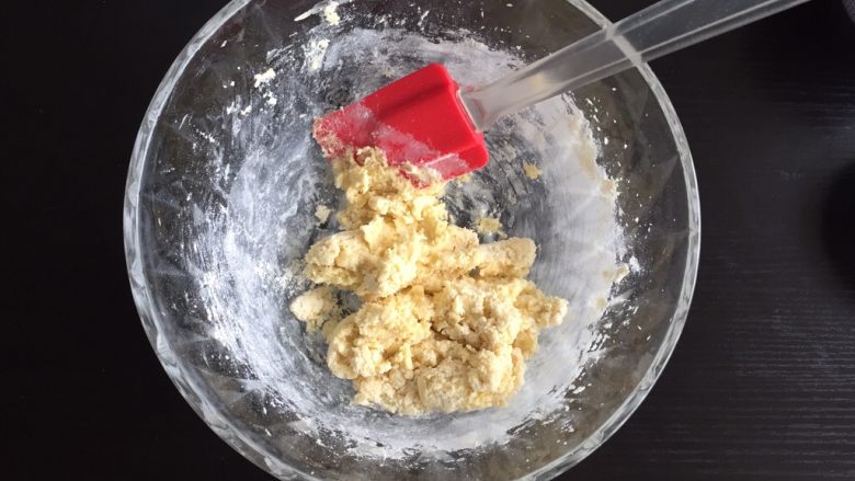 花生小小酥,用刮刀拌匀,至没有干面粉