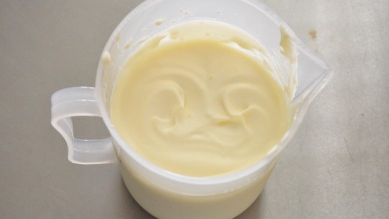 香缇奶油戚风蛋糕,打至淡奶油出现纹路且具有流动性即可(因为要装饰有滴落效果的,打发到者个呈度即可,如果需要抹面,再继续打发)。