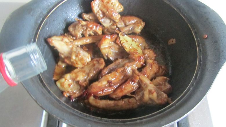 红烧鸭锁骨,翻炒几下后加入适量的白酒和<a style='color:red;display:inline-block;' href='/shicai/ 692'>酱油</a>翻炒;