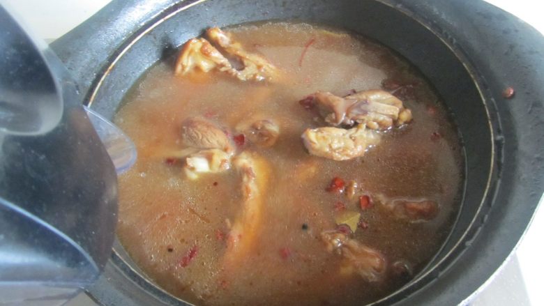 红烧鸭锁骨,翻炒均匀后加入适量的水;