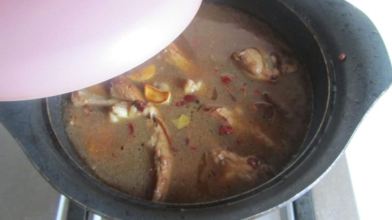 红烧鸭锁骨,大火煮开后加盖转为小火继续炖煮十分钟;