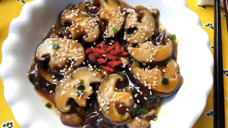 蚝油香菇,可适当摆盘整理造型,点缀上<a style='color:red;display:inline-block;' href='/shicai/ 673'>枸杞</a>芝麻后上桌