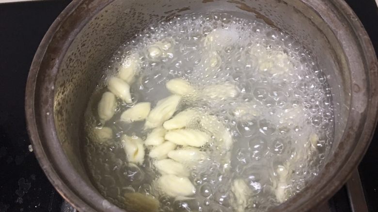 鲜炒贝壳面,烧开水后下入贝壳面,煮熟关火。因为之前菜已经炒熟所以贝壳面直接煮熟最好。