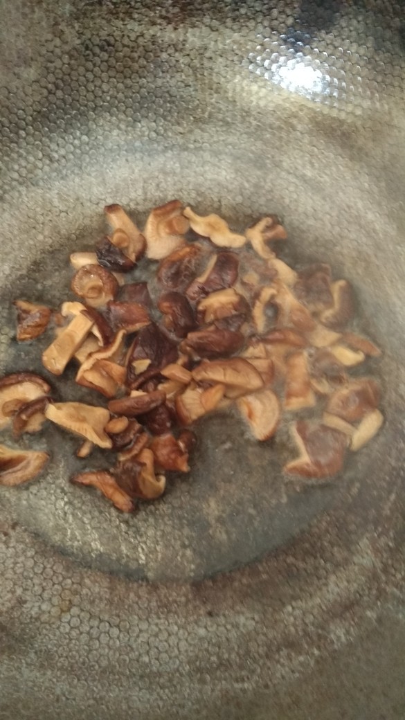 鸡肉香菇饭+南瓜枸杞汤,<a style='color:red;display:inline-block;' href='/shicai/ 241'>干香菇</a>提前泡发切丝
锅坐油,倒入香菇爆香